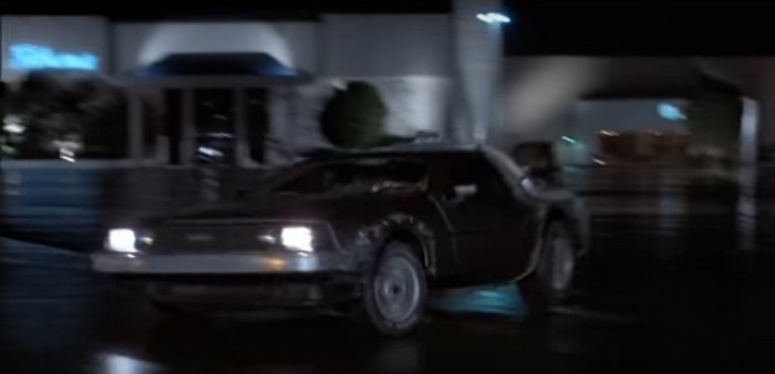 Delorean qui freine sur le parking.jpg