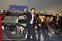 Michael J. Fox devant la DeLorean.